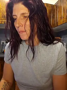Snapshot of Lenchen_ chatting on April 18, 2026, 7:51 pm Lenchen online show from April 18, 2026, 7:51 pm