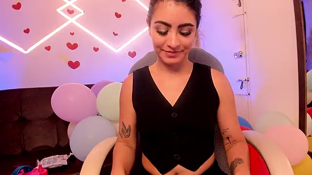 Snapshot of lunaalynch chatting on April 14, 2026, 11:55 pm lunaalynch online show from April 14, 2026, 11:55 pm