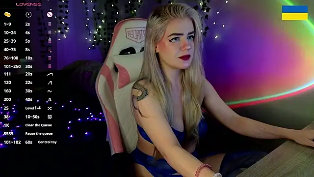 RedVelveten online show from September 8, 2025, 8:08 pm