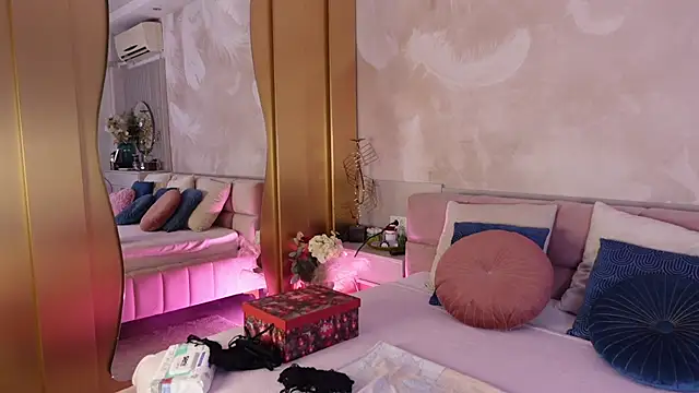 JullyBlair online show from November 19, 2025, 5:51 am