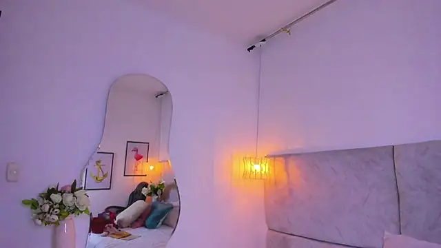 naomiii   online show from October 30, 2025, 11:44 am