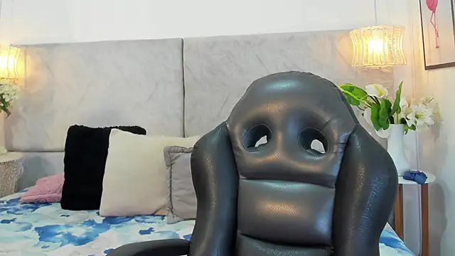 naomiii   online show from November 24, 2025, 6:51 pm