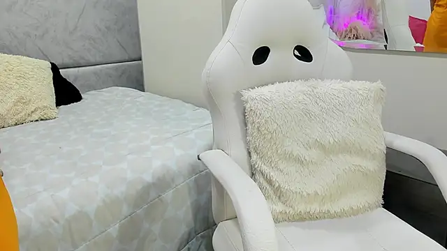 Snapshot of naomiii__ chatting on May 19, 2026, 11:38 am naomiii online show from May 19, 2026, 11:38 am