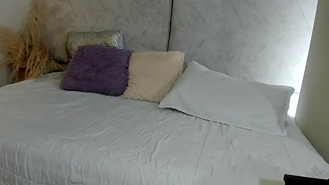 Snapshot of naomiii__ chatting on June 1, 2026, 6:42 pm naomiii online show from June 1, 2026, 6:42 pm