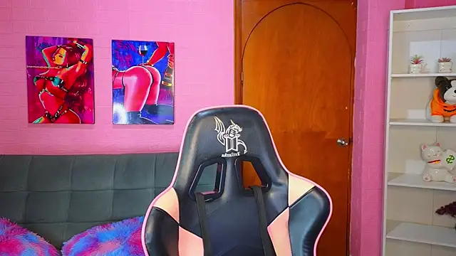 abigail monore  online show from October 16, 2025, 8:21 pm