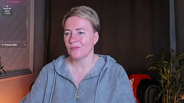Nika Smit online show from June 7, 2026, 5:33 am