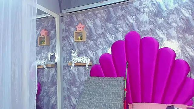 Snapshot of EMMAPARISS chatting on November 1, 2025, 11:45 am EMMAPARISS online show from November 1, 2025, 11:45 am