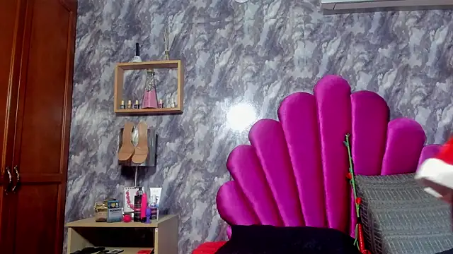 Snapshot of EMMAPARISS chatting on December 17, 2025, 11:27 am EMMAPARISS online show from December 17, 2025, 11:27 am