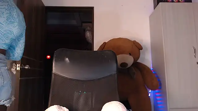 mistressbigcock777 online show from April 1, 2026, 3:40 am