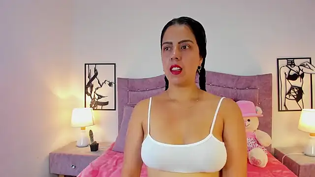 LunaSmitt online show from September 25, 2025, 12:20 pm