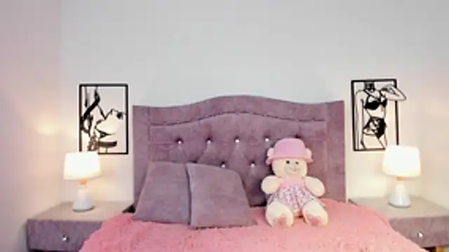 LunaSmitt online show from December 21, 2025, 3:46 am