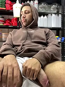 JuanZapata33 online show from February 10, 2025, 6:13 pm