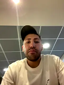 JuanZapata33 online show from December 5, 2025, 8:27 pm