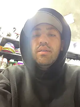 JuanZapata33 online show from February 2, 2026, 9:35 pm