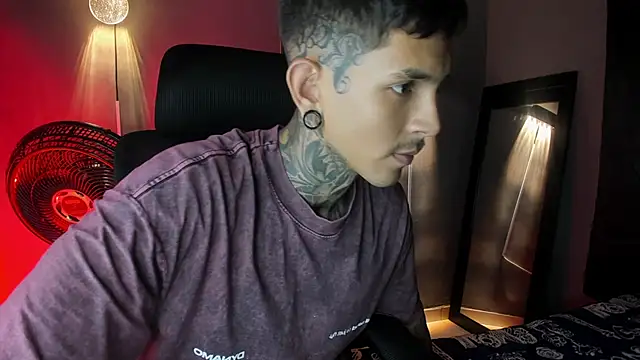 Travistanner 28 online show from April 5, 2026, 7:27 am