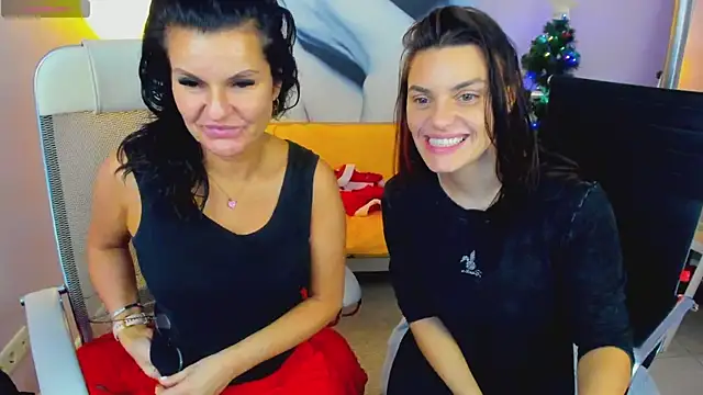 Snapshot of EricaAndPenelopa chatting on December 24, 2024, 8:49 pm EricaAndPenelopa online show from December 24, 2024, 8:49 pm