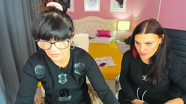 Snapshot of EricaAndPenelopa chatting on November 9, 2025, 8:07 pm EricaAndPenelopa online show from November 9, 2025, 8:07 pm