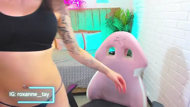 Snapshot of Roxanne_tay chatting on March 21, 2025, 7:57 pm Roxanne tay online show from March 21, 2025, 7:57 pm