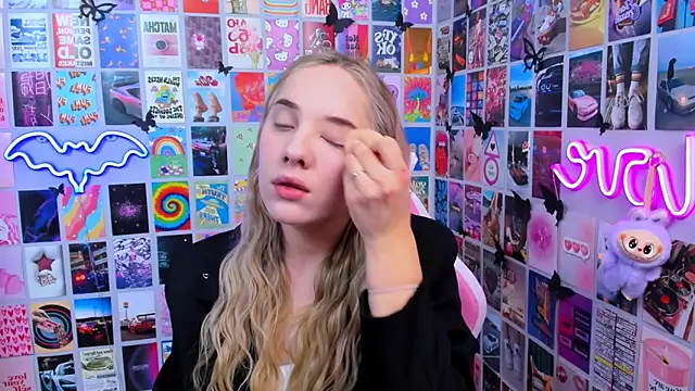 MiaMilas online show from December 18, 2025, 3:07 pm