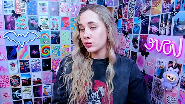 MiaMilas online show from February 24, 2026, 3:43 pm