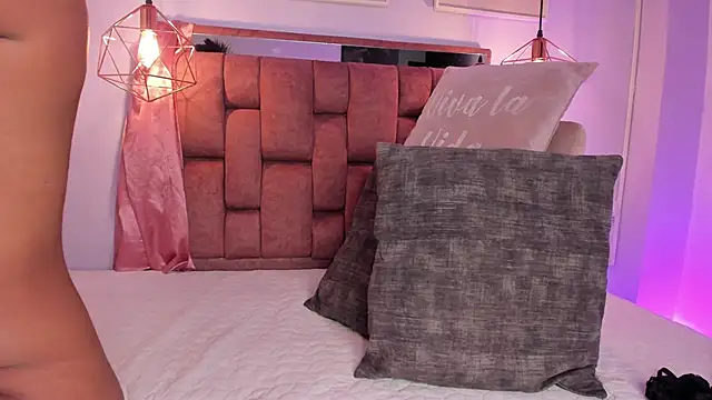 kristakinnky online show from March 31, 2026, 11:43 am