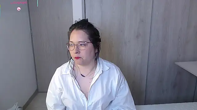 May Carlier online show from October 5, 2025, 2:32 am