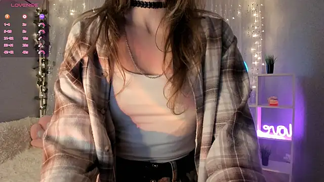 AraCopple online show from December 6, 2024, 8:18 pm