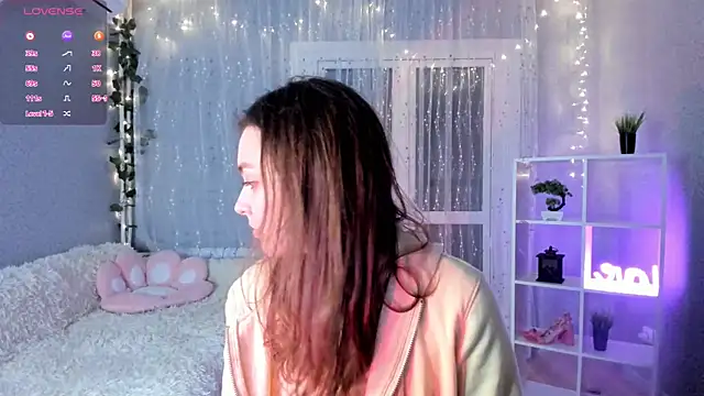 AraCopple online show from December 19, 2024, 11:14 pm