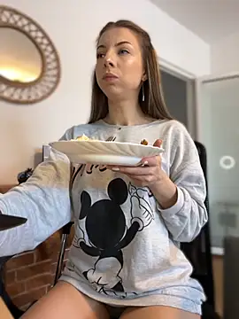 Mia Ethan online show from September 18, 2025, 9:55 am