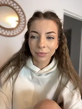 Mia Ethan online show from October 5, 2025, 9:07 am