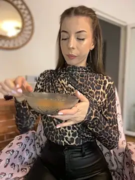 Mia Ethan online show from October 8, 2025, 8:23 am