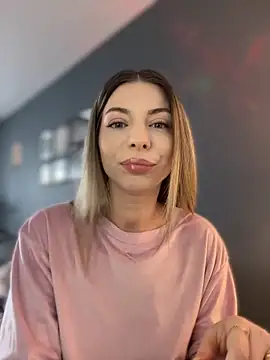 Mia Ethan online show from April 3, 2026, 10:02 am