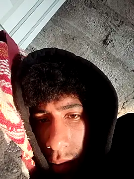 Snapshot of alexander32r chatting on April 12, 2026, 12:43 pm alexander32r online show from April 12, 2026, 12:43 pm