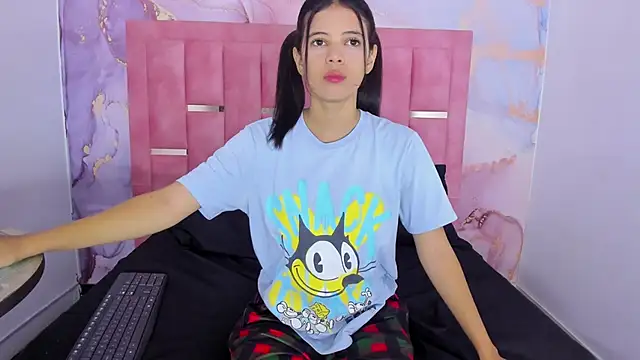 Snapshot of LizzMartin chatting on January 11, 2025, 7:05 pm LizzMartin online show from January 11, 2025, 7:05 pm