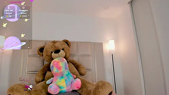 saraamiller  online show from March 10, 2025, 4:07 am