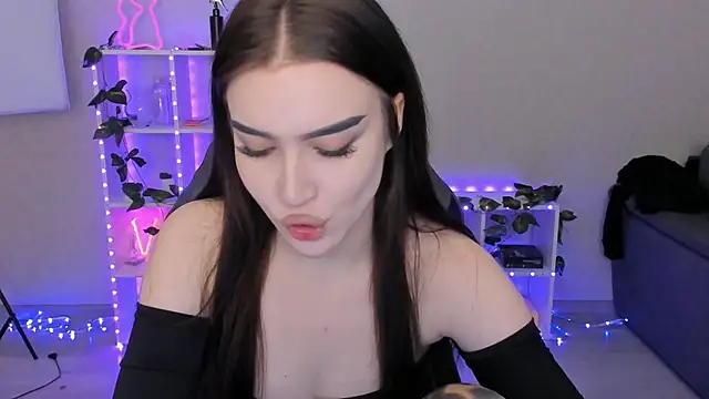 Snapshot of Melanie_N chatting on December 3, 2024, 11:22 am Melanie N online show from December 3, 2024, 11:22 am