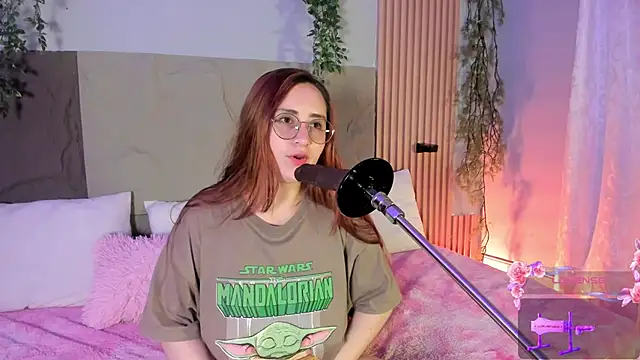 centaurigirl online show from April 5, 2026, 4:37 pm