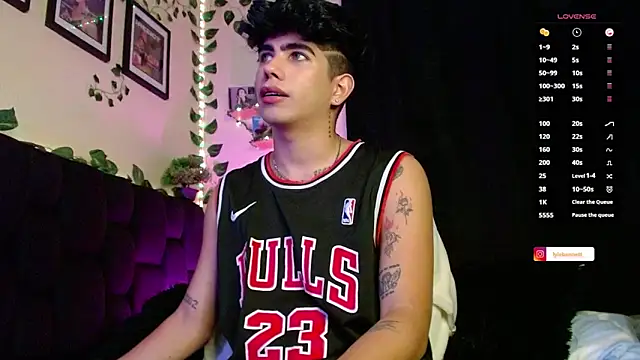 LyleBennett  online show from February 14, 2025, 10:28 am