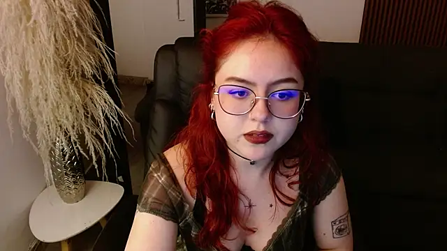 Snapshot of crimson_tati_ chatting on December 29, 2024, 9:17 am crimson tati online show from December 29, 2024, 9:17 am