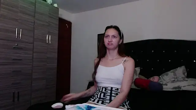 Snapshot of holy_juli chatting on June 25, 2026, 5:12 am holy juli online show from June 25, 2026, 5:12 am