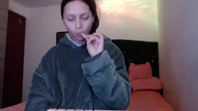Snapshot of holy_juli chatting on July 11, 2026, 2:25 am holy juli online show from July 11, 2026, 2:25 am