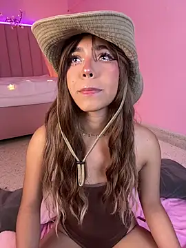 Snapshot of KellyOlsenbe chatting on May 7, 2026, 9:20 pm KellyOlsenbe online show from May 7, 2026, 9:20 pm