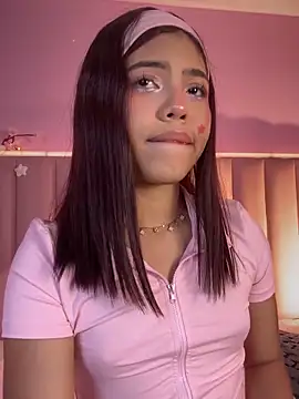 Snapshot of KellyOlsenbe chatting on June 2, 2026, 8:22 pm KellyOlsenbe online show from June 2, 2026, 8:22 pm