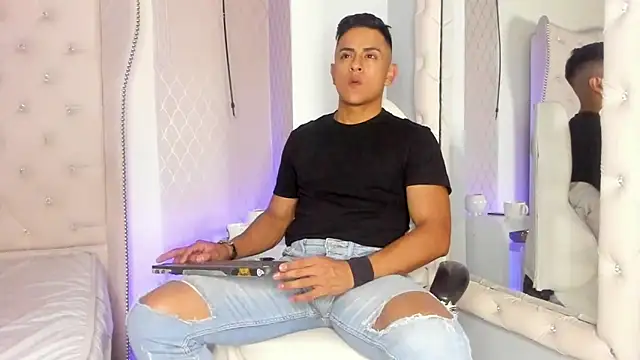 Snapshot of Lucii_fer_ chatting on February 10, 2026, 11:25 am Lucii fer online show from February 10, 2026, 11:25 am