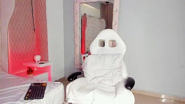 Snapshot of Lucii_fer_ chatting on February 19, 2026, 11:39 am Lucii fer online show from February 19, 2026, 11:39 am