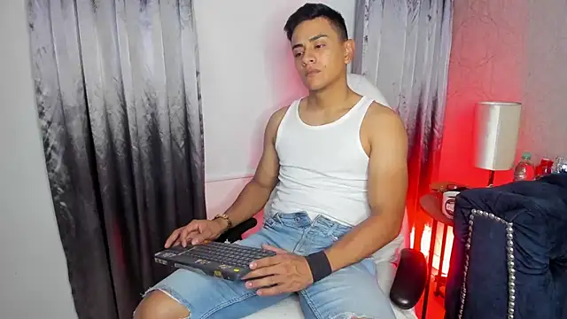 Snapshot of Lucii_fer_ chatting on February 20, 2026, 11:32 am Lucii fer online show from February 20, 2026, 11:32 am