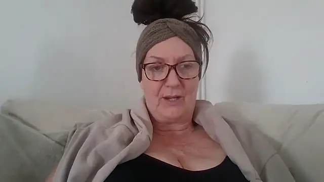 Snapshot of Tillieuk chatting on June 4, 2026, 1:28 pm Tillieuk online show from June 4, 2026, 1:28 pm