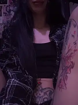 Snapshot of MissMidnightUK chatting on February 5, 2026, 1:10 am MissMidnightUK online show from February 5, 2026, 1:10 am