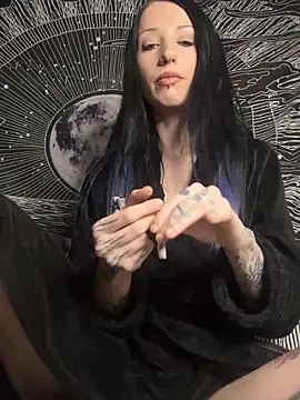 Snapshot of MissMidnightUK chatting on February 5, 2026, 11:42 pm MissMidnightUK online show from February 5, 2026, 11:42 pm