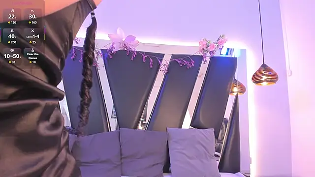 antonelllepiercee online show from April 17, 2026, 11:24 am